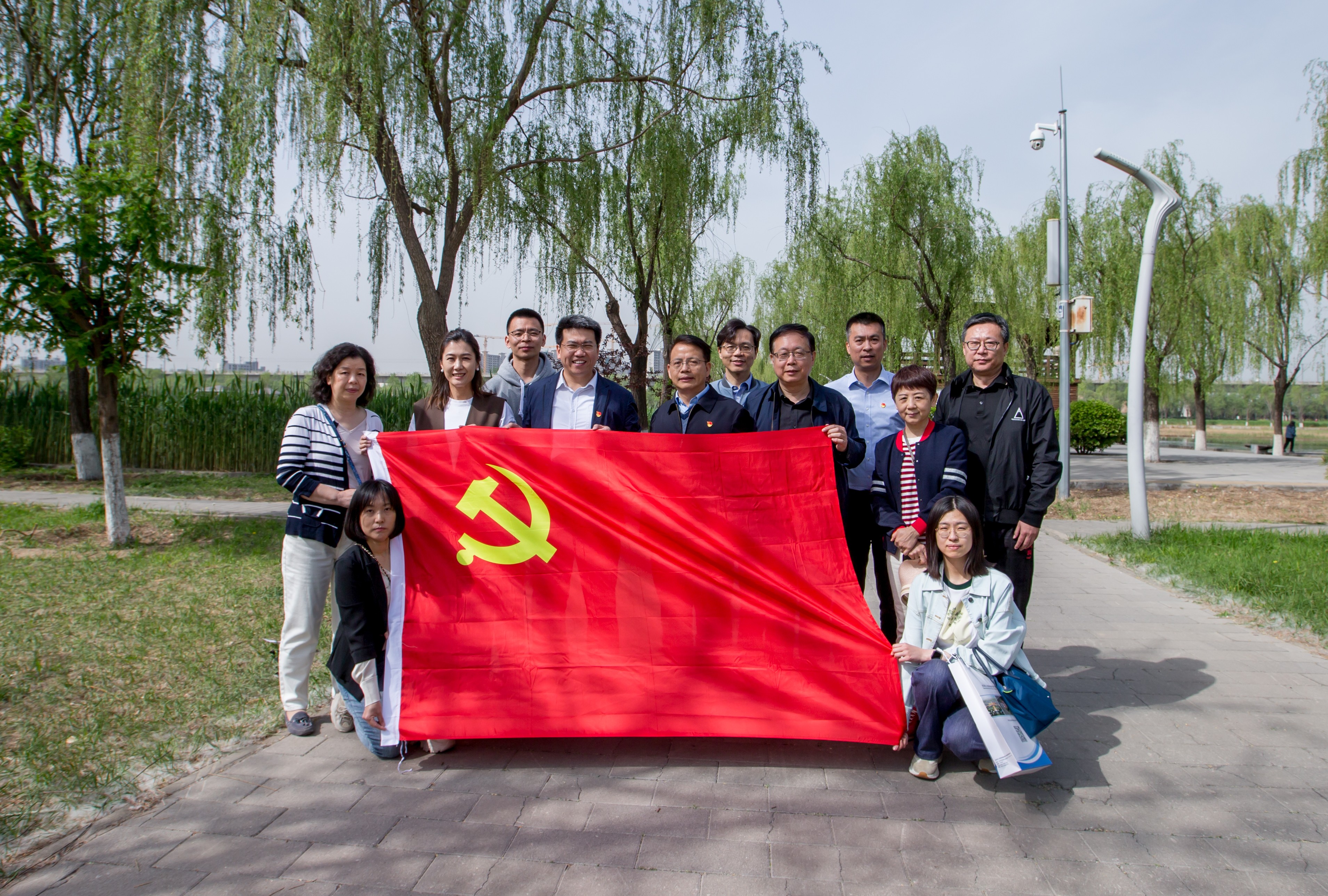 公司总部第三党支部、北京分公司党支部与北京市国资委离退休干部处党支部结合发展主题党日活动