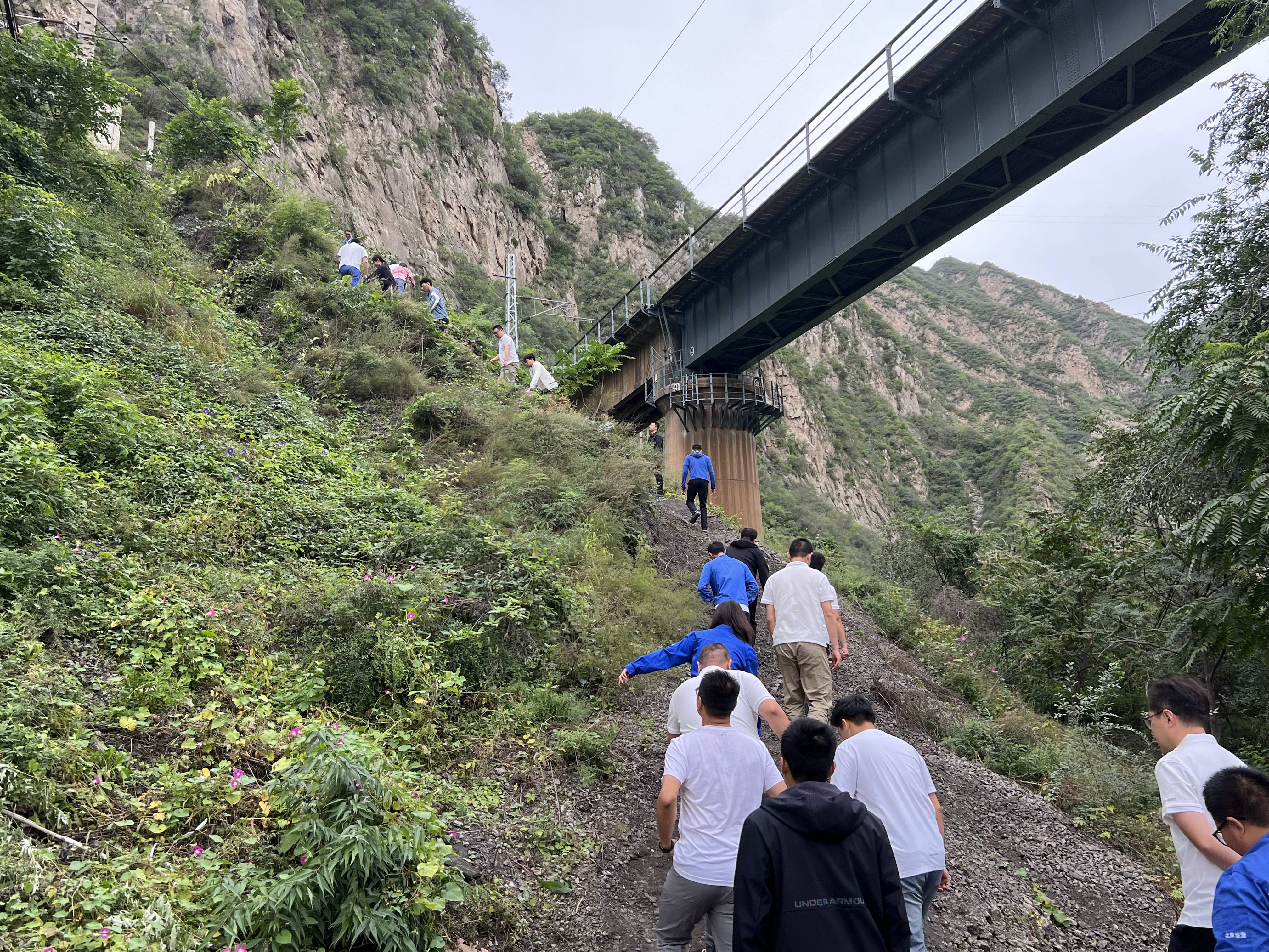 “沉走英雄路 厚植永定情”——北京运营公司进行徒步挑战赛