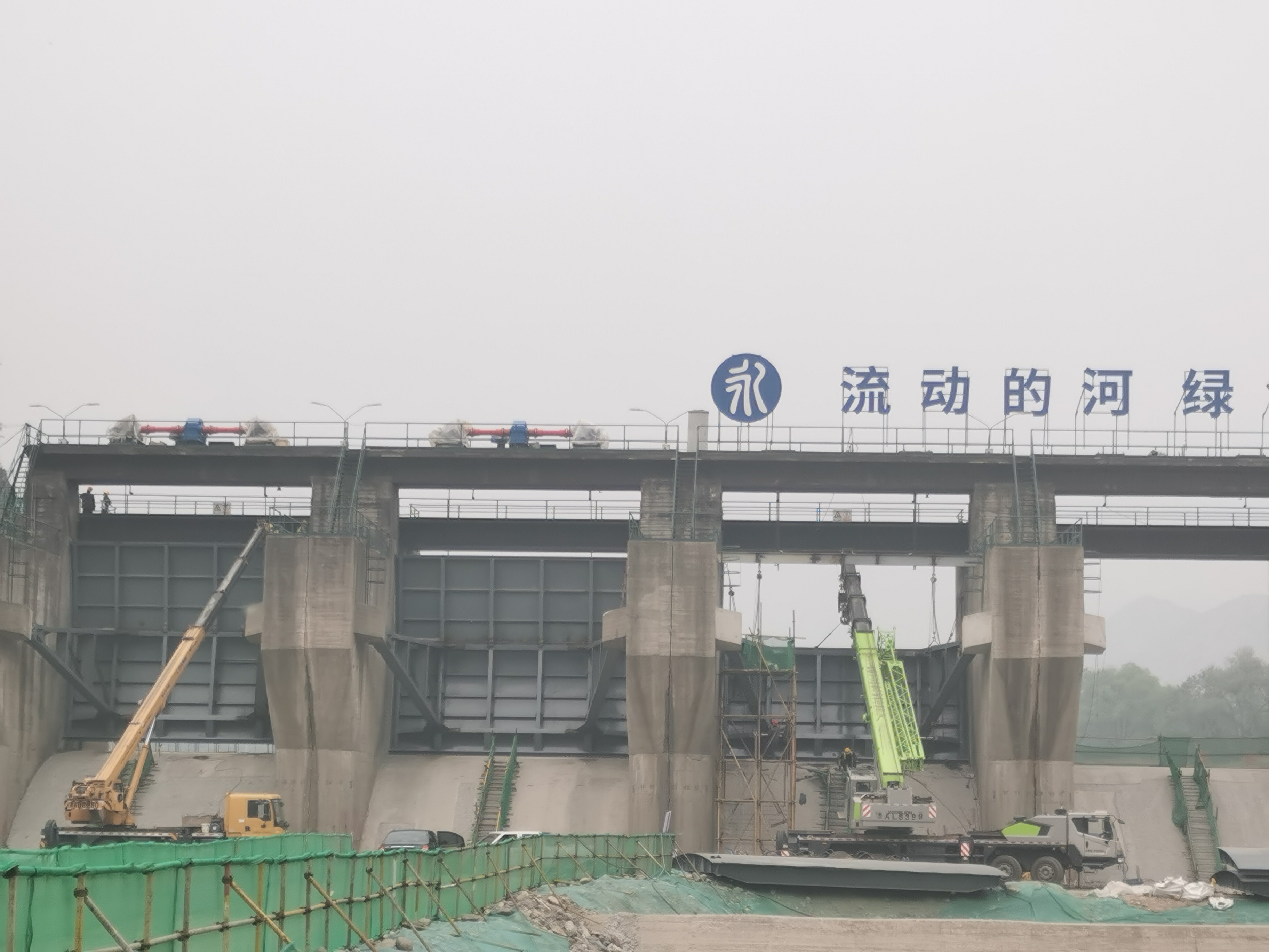 麻将胡了2落坡岭水库水毁建复工程溢洪路12孔闸门全数装置结束